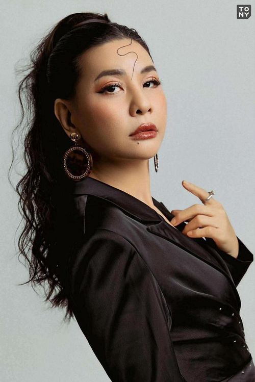 Cát Phượng đặt ra nhiều câu hỏi về cách vợ chồng đồng hành, chia sẻ và cùng nhau vun vén gia đình. Ảnh: FBNV