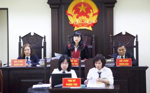 Phiên tòa sơ thẩm kết án cựu Hiệu trưởng Trường THCS Ba Đình Nguyễn Thị Bình 3 năm tù.
