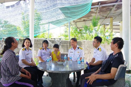Đoàn công tác thăm hỏi người thân của cháu Quách Bảo Yến.