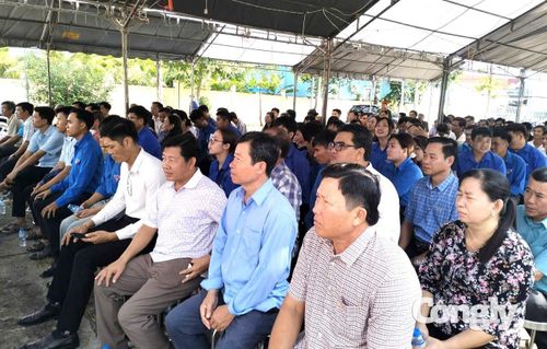 Hàng trăm người dân xã Vĩnh Thanh, tỉnh Cà Mau tham dự phiên tòa