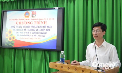Ông Nguyễn Hoàng Lâm, Phó Chánh án TAND TP Cần Thơ phát buổi tại buổi trao quà