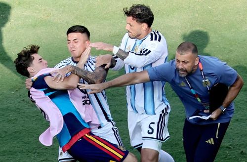 Các cầu thủ Argentina hanhh hung tấn công các cầu thủ Tây Ban Nha. Ảnh: Getty