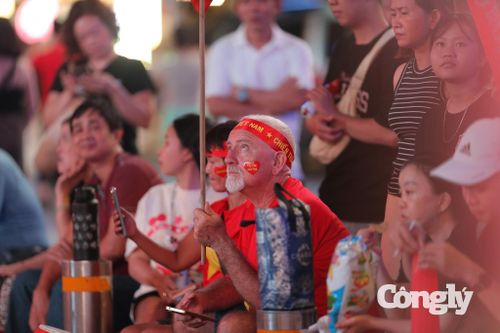 Người nước ngoài chăm chú theo dõi trận đấu, ủng hộ hết mình cho đội tuyển Việt Nam.