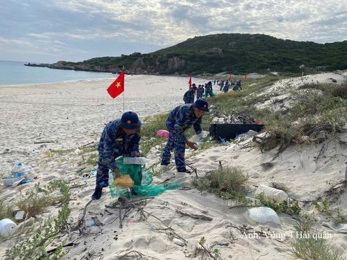 Cán bộ, đoàn viên các cơ quan đơn vị thu gom rác thải.