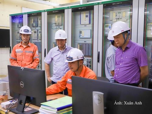 Đoàn công tác kiểm tra công tác nhập số liệu nhật ký vận hành tại TBA 110 kV Mông Dương