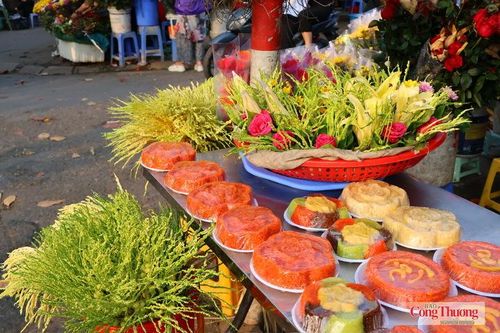 Xôi gấc, xôi ngũ sắc được chế biến bày biện cầu kỳ phục vụ người tiêu dùng.