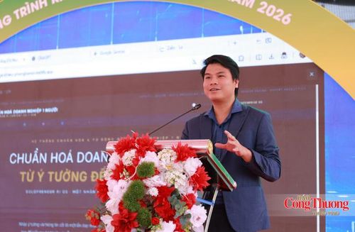 Các chuyên gia trực tiếp hướng dẫn đại biểu thao tác trên các công cụ AI để tự động tạo lập kịch bản bán hàng, thiết kế hình ảnh và dựng video quảng bá sản phẩm.