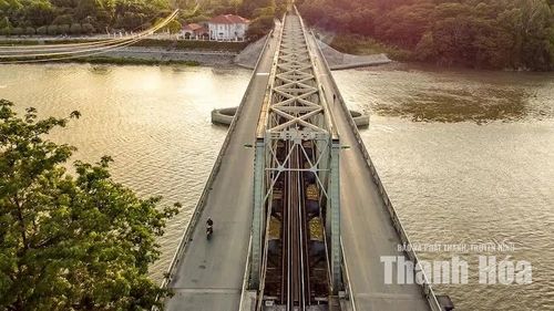 Cùng với sự phát triển của hệ thống giao thông, công năng của cầu Hàm Rồng cũng dần thay đổi. Cây cầu lịch sử hiện chủ yếu dành cho tuyến đường sắt Thống Nhất, trong khi giao thông đường bộ được phân bổ qua những cây cầu mới. Dẫu vậy, vai trò của Hàm Rồng không vì thế mà mất đi. Từ một công trình giao thông, cây cầu ngày càng được nhìn nhận như một phần quan trọng của di sản lịch sử - văn hóa xứ Thanh.