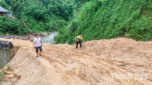 Hành trình của các thầy đi tìm học trò ở vùng biên trở lại lớp không phải lúc nào cũng dễ dàng.
