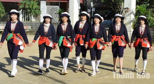 Những phụ nữ Dao, ở thôn Minh Tiến trong trang phục truyền thống do họ tự dệt thêu.