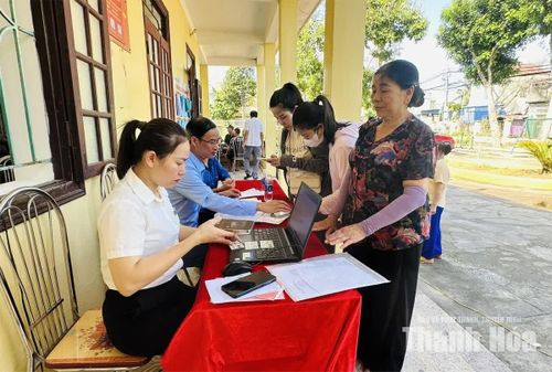 Công chức Trung tâm Phục vụ hành chính công phường Quảng Phú đến nhà văn hóa phố giải quyết thủ tục hành chính cho người dân.