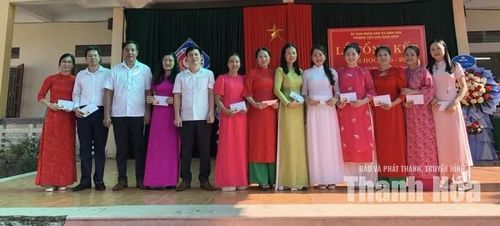 Trường TH Định Bình trao thưởng cho giáo viên đạt thành tích xuất sắc năm học 2025-2026.