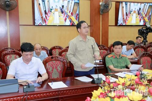 Đại diện đơn vị thủy nông báo cáo công tác tiêu úng tại hội nghị.