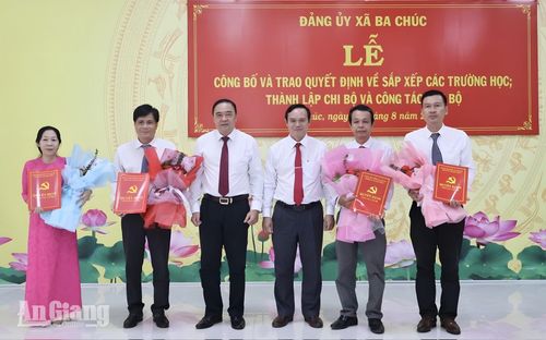 Trao quyết định thành lập chi bộ các trường sau sắp xếp.