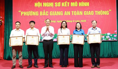  Đồng chí Đặng Đình Hoan, Bí thư Đảng ủy, Chủ tịch HĐND phường Bắc Giang trao Giấy khen của Chủ tịch UBND phường cho các tập thể, cá nhân có thành tích xuất sắc trong triển khai mô hình "Phường Bắc Giang an toàn giao thông".  