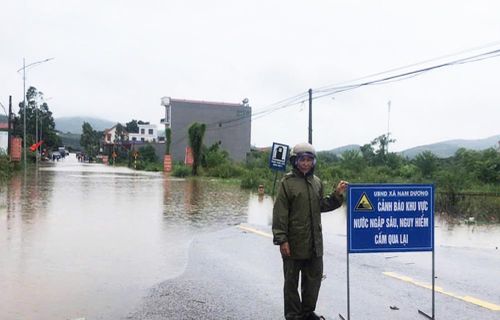  Cắm biển cảnh báo khu vực ngập nước sâu nguy hiểm, cấm người qua lại trên đường tỉnh 289 qua địa bàn xã Nam Dương. 