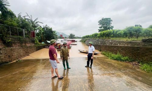 Lãnh đạo xã Lục Nam kiểm tra công tác phòng chống thiên tai trên sông Lục Nam tại thôn An Viên.
