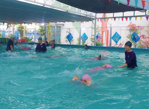 Không khí học bơi diễn ra sôi động tại Cung Thể thao Đà Nẵng trong dịp hè. Ảnh: NGUYÊN KHANG