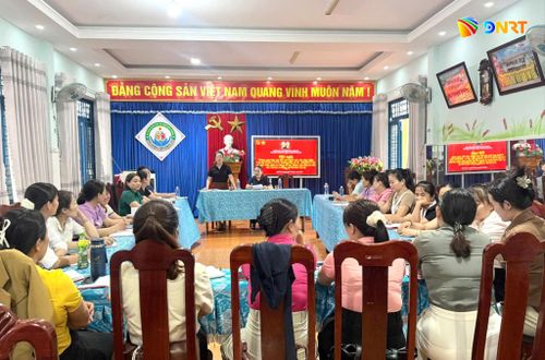Đoàn Giám sát của Ban Thường vụ Đảng uỷ xã Quế Sơn Trung thực hiện giám sát tại Chi bộ Trường Mẫu giáo Quế Mỹ. Ảnh: DUY THÁI