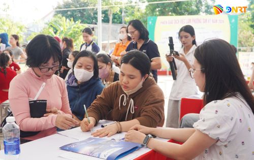 Các phiên giao dịch việc làm được tổ chức tại các địa phương cấp xã thu hút nhiều người trẻ tham gia. Ảnh: PHAN VINH