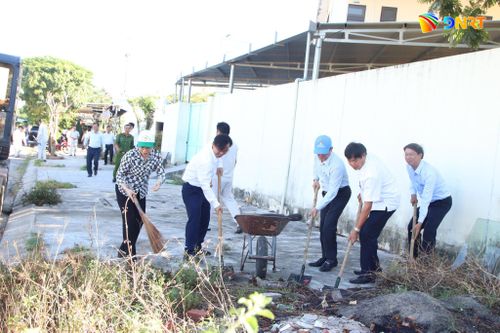 Lãnh đạo phường Ngũ Hành Sơn ra quân dọn vệ sinh môi trường, xử lý rác thải rắn sinh hoạt. Ảnh: HÀN NGUYÊN