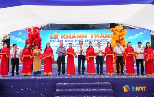 Đại biểu thực hiện nghi thức cắt băng khánh thành dự án. Ảnh: HỒ QUÂN