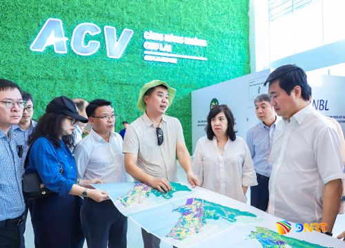 Đoàn công tác khảo sát, kiểm tra thực tế tại sân bay Chu Lai. Ảnh: NGỌC PHÚ