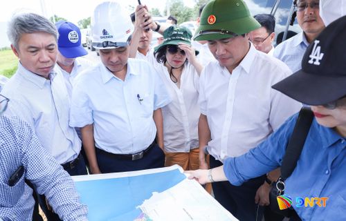 Đoàn kiểm tra khảo sát thực tế khu vực phát triển mới các khu công nghiệp tập trung trên Quốc lộ 14E. Ảnh: NGỌC PHÚ