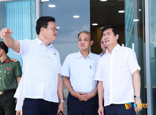 Đoàn kiểm tra khảo sát thực tế bên trong sân bay Chu Lai. Ảnh: NGỌC PHÚ