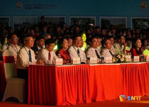 Lãnh đạo thành phố Đà Nẵng tham dự lễ kỷ niệm. Ảnh: HỒ QUÂN