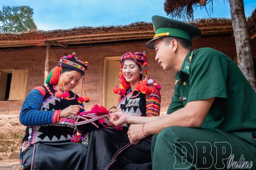 Gắn kết tình quân dân nơi biên giới.