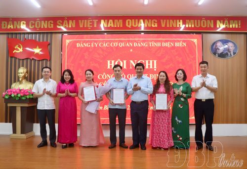 Lãnh đạo Đảng ủy các cơ quan Đảng tỉnh chúc mừng cán bộ Ban Xây dựng Đảng.