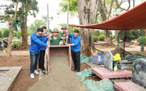 Đoàn viên tham gia vận chuyển vật liệu cùng cán bộ, chiến sĩ thực hiện nhiệm vụ.