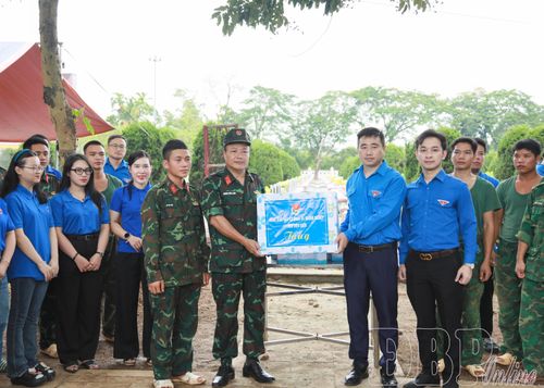 Đoàn viên thanh niên Đoàn khối  tặng quà cán bộ, chiến sĩ đang làm nhiệm vụ tại Nghĩa trang Liệt sĩ quốc gia Độc Lập.