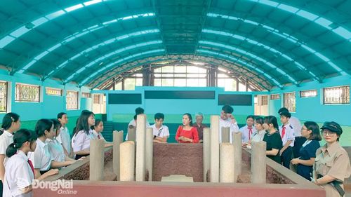Các học sinh tham gia Trại sáng tác trẻ Đồng Nai năm 2026 tham quan di tích Mộ cự thạch Hàng Gòn, phường Hàng Gòn.