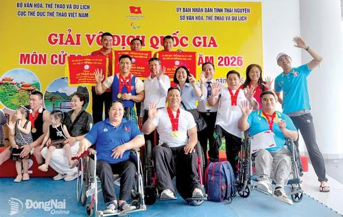 Vận động viên Phạm Tống Trọng (ngồi giữa) cùng đoàn chụp ảnh lưu niệm tại Giải vô địch quốc gia các môn điền kinh, cử tạ người khuyết tật năm 2026.