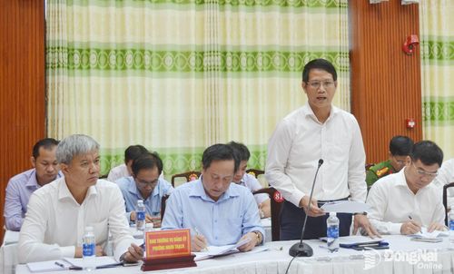 Thường trực Đảng ủy phường Nhơn Trạch báo cáo tại buổi làm việc. Ảnh: Phương Hằng