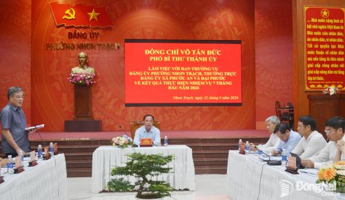 Ủy viên Ban Thường vụ Thành ủy, Trưởng ban Tuyên giáo và Dân vận Thành ủy Dương Minh Dũng trao đổi tại buổi làm việc. Ảnh: Phương Hằng
