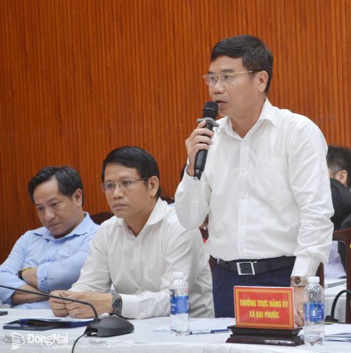 Thường trực Đảng ủy xã Đại Phước báo cáo tại buổi làm việc. Ảnh: Phương Hằng