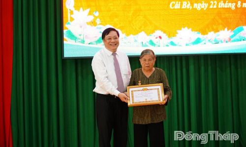 Chủ tịch UBND tỉnh Phạm Thành Ngại trao Huy hiệu 60 năm tuổi Đảng cho đồng chí Phan Thị Thu Tư, Chi bộ ấp An Bình Đông, xã Cái Bè.