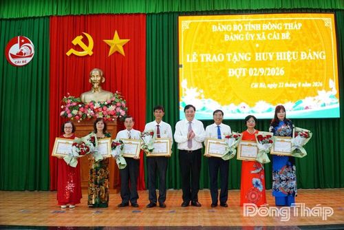 Chủ tịch UBND tỉnh Phạm Thành Ngại trao Huy hiệu 30 năm tuổi Đảng cho các đồng chí đảng viên xã Cái Bè.