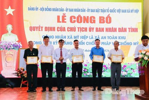 Lãnh đạo xã Mỹ Hiệp trao Giấy khen cho các cá nhân có nhiều đóng góp trong quá trình xây dựng hồ sơ và phát huy truyền thống xã An toàn khu. 