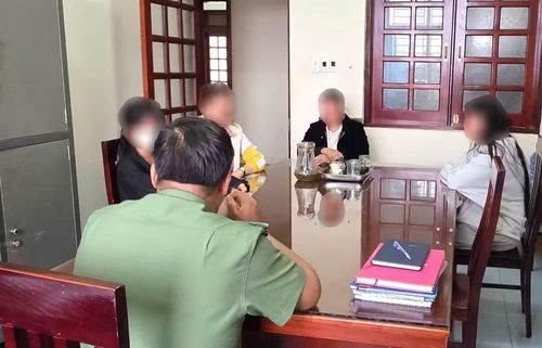 Công an xã Ia Grai xử lý trường hợp dùng công cụ AI cắt ghép clip nhạy cảm, xúc phạm người khác trên TikTok. Ảnh: ĐVCC