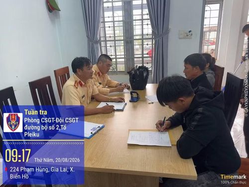  Lực lượng CSGT xử phạt vi phạm hành chính đối với trường hợp của T. Ảnh: ĐVCC 