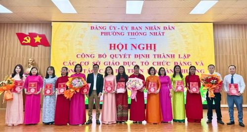 Lãnh đạo UBND phường Thống Nhất trao quyết định thành lập các trường. Ảnh: Phương Thảo