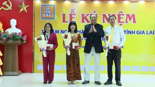  Trao kỷ niệm chương cho 3 cá nhân có nhiều đóng góp trong hoạt động và phong trào sưu tập tem ở Gia Lai. Ảnh: Duy Linh 