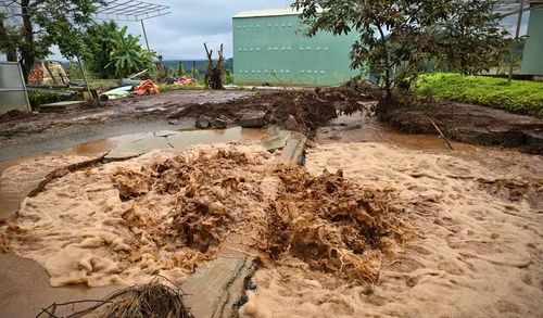  Giếng khoan của gia đình ông Đàm Xuân Hòa (trú làng Thung, xã Chư Prông) bất ngờ phun hỗn hợp khí và nước sau khi khoan sâu từ 160 m lên 170 m. Ảnh: M.P 