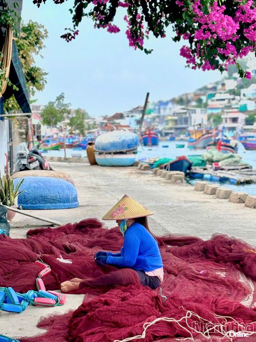 Người dân trên đảo vá lưới.