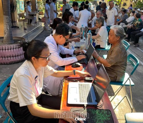 Cán bộ y tế Bệnh viện Đa khoa Yersin Nha Trang cập nhật thông tin người đến khám vào bệnh án điện tử.