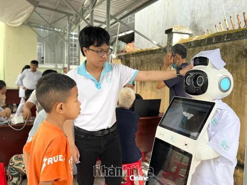 Sử dụng robot đăng ký khám sức khỏe tại đợt khám sức khỏe miễn phí toàn dân xã Vạn Thắng.